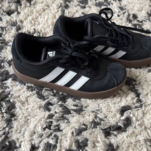 Adidas Boys Court Sneakers, size 3